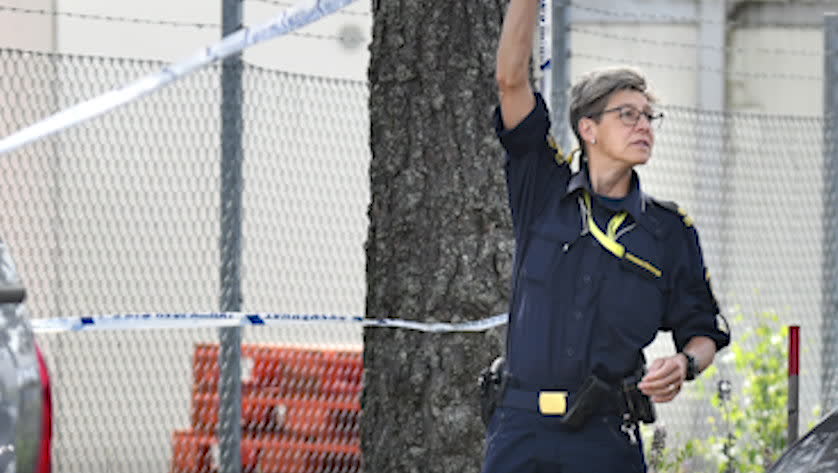 Polisuniform och automatvapen funna i container