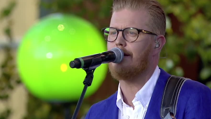 Sven-Erik Magnusson hyllas av sonen i "Allsången"