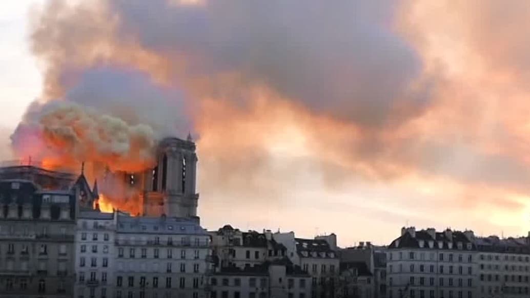 Se dramatiska filmen: Här rasar spiran på brinnande Notre-Dame