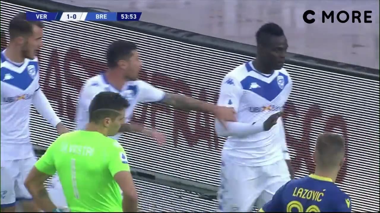 Balotelli utsatt för rasistattack – stormar av planen