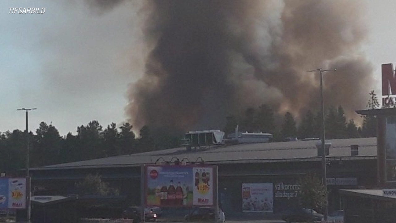 Storbrand rasar i avfallsanläggning