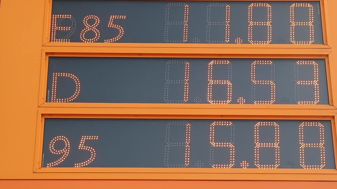 Moderaterna vill sänka skatten på bensin: ”Ska bli en krona billigare”