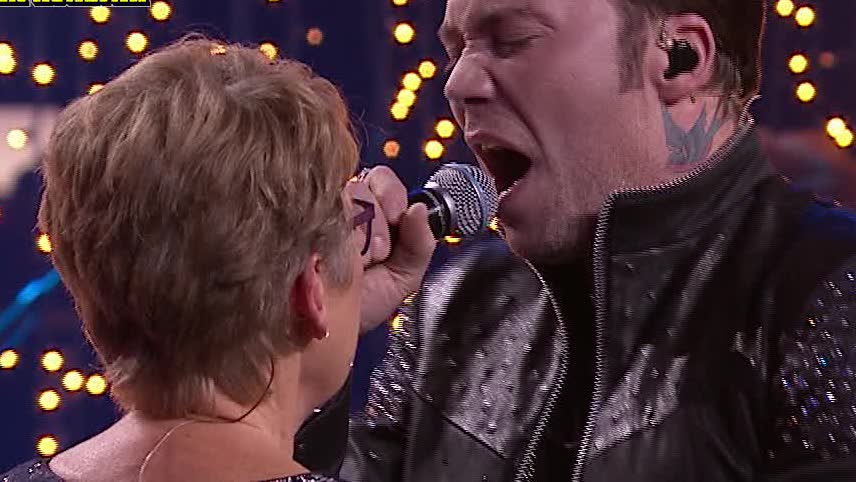 Här överraskas Anita Nyström av idolen