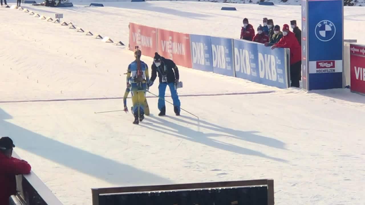 Här får Skottheim hjälp att resa sig – grinar illa efter fall på upploppet