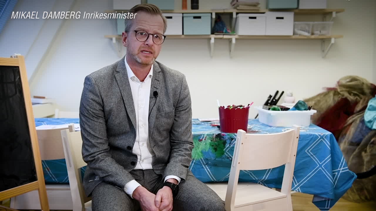 Inrikesminister Mikael Damberg (S) besöker kvinnojour