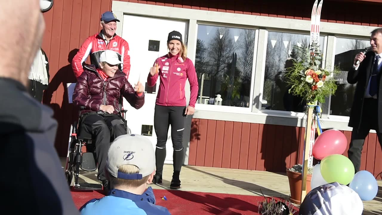 Här inviger Anna Holmlund nya skidanläggningen
