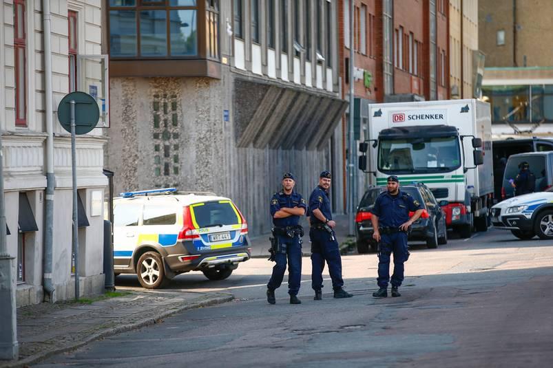 Elev gripen efter explosion på skola