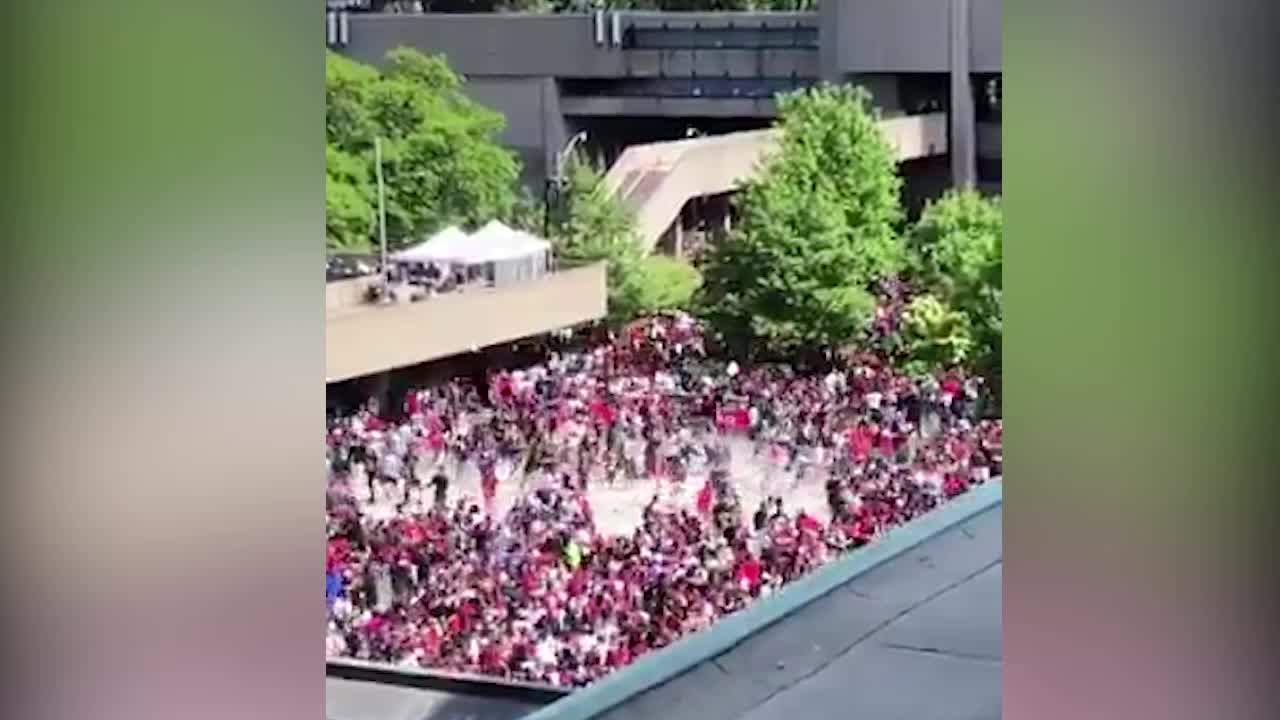 Folkmassan flyr  i panik mitt i firandet