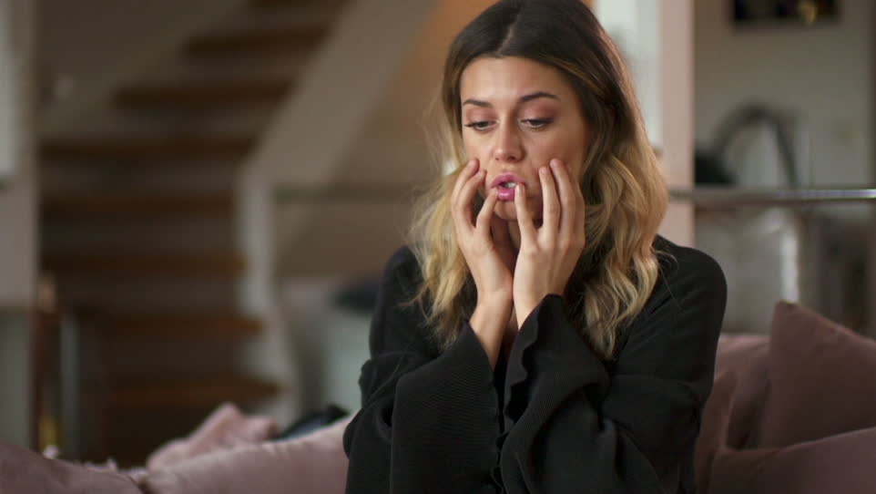 Här bryter realitystjärnan ihop framför kameran