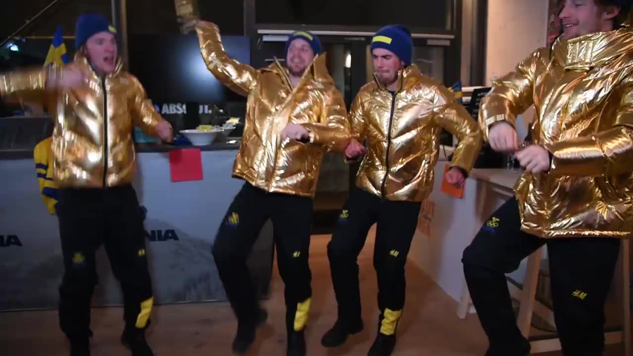 Här firar guldhjältarna med en segerdans