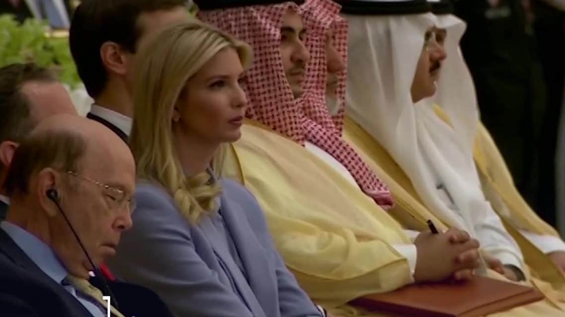 Han gör det förbjudna - mitt under Trumps tal