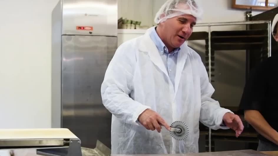 Så laddar Löfven upp inför duellen: Bakar knäckebröd