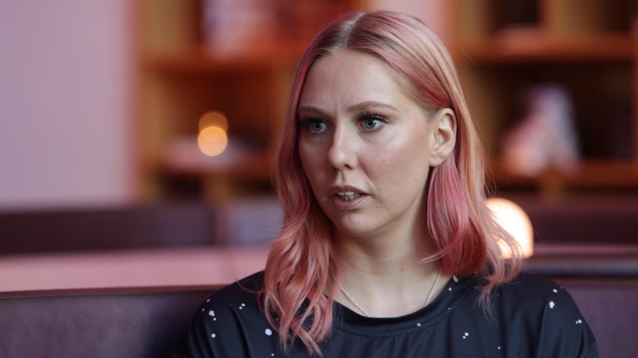 Clara Klingenström: Inte mitt fel att jag blivit slagen – berättar om bakgrunden till succélåten