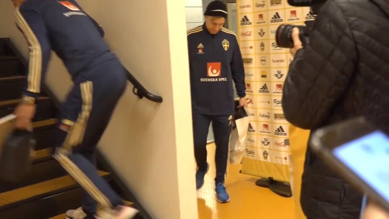 Här nobbar Emil Forsberg alla medier efteråt