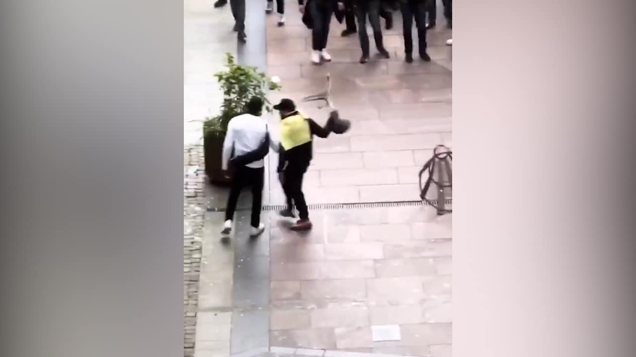 Personlige tränaren Murphy är mannen i vita tröjan