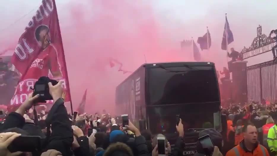 Här vandaliseras Citys spelarbuss