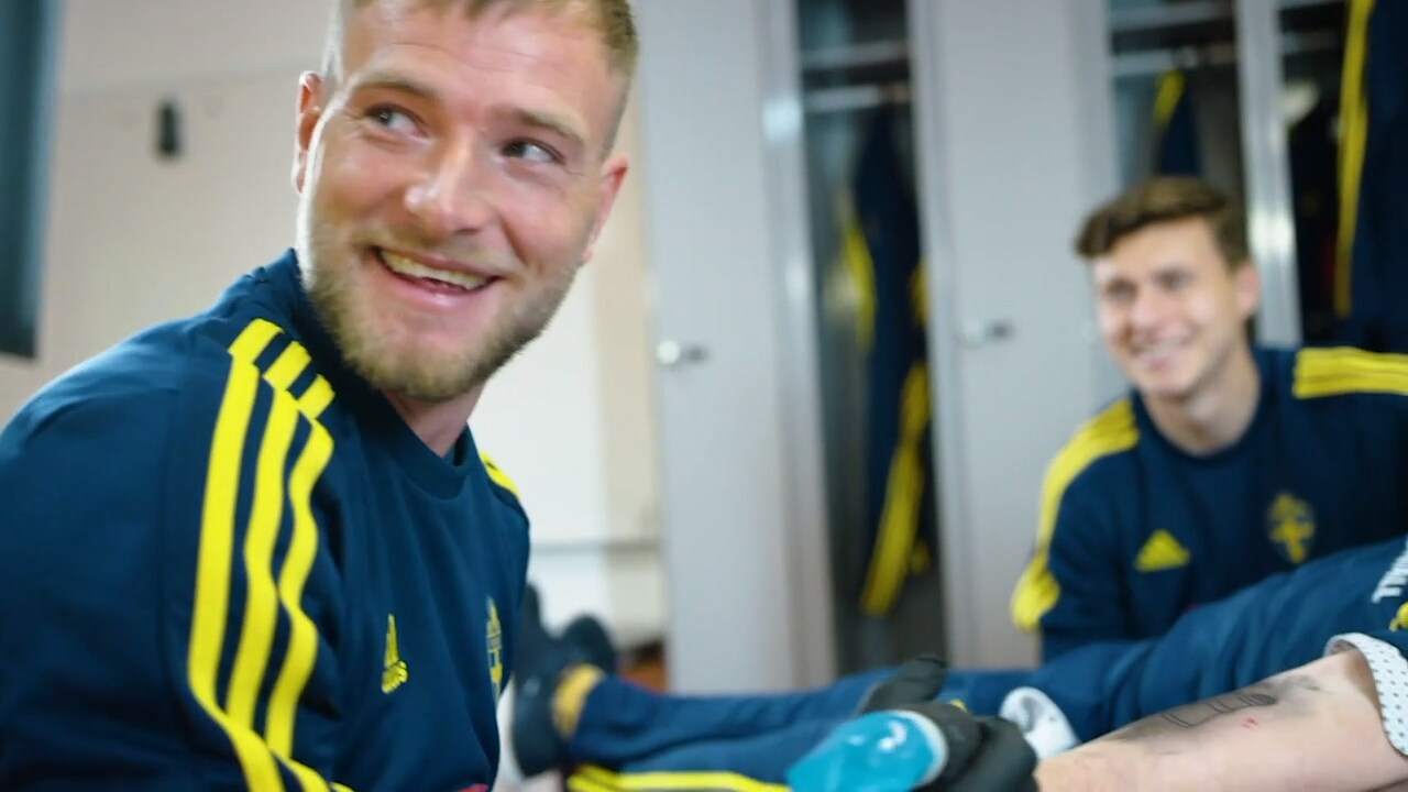 Här tatuerar Guidetti och Lindelöf supportern