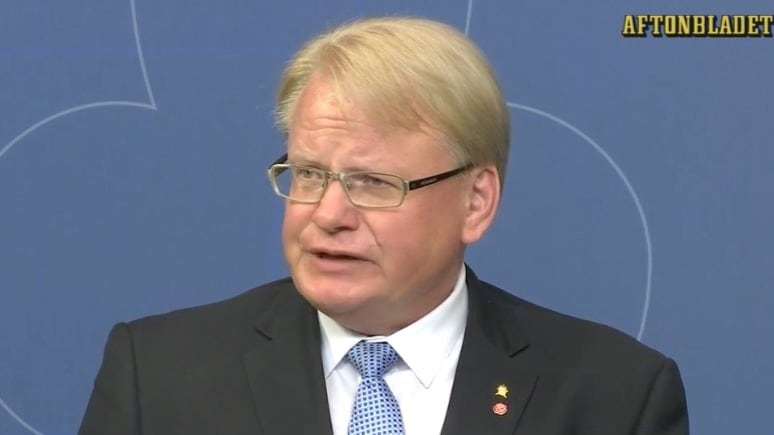 Peter Hultqvist (S): sitter kvar som försvarsminister