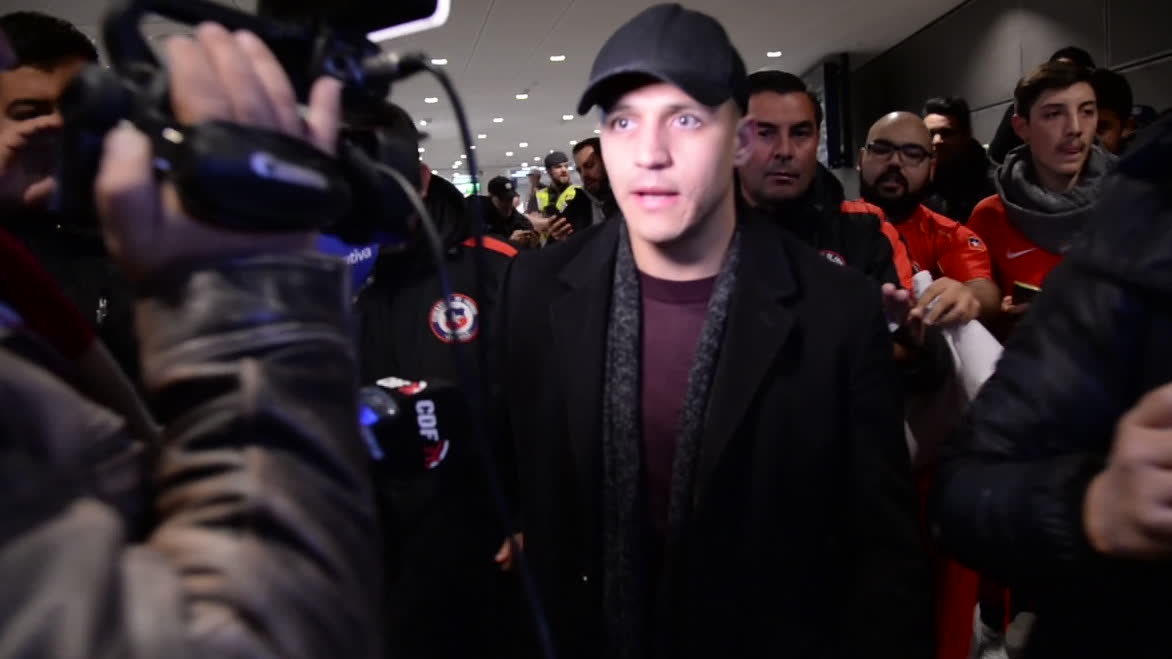 Här landar superstjärnan på Arlanda – tas emot med sång