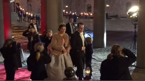 Här anländer kungligheterna till festen