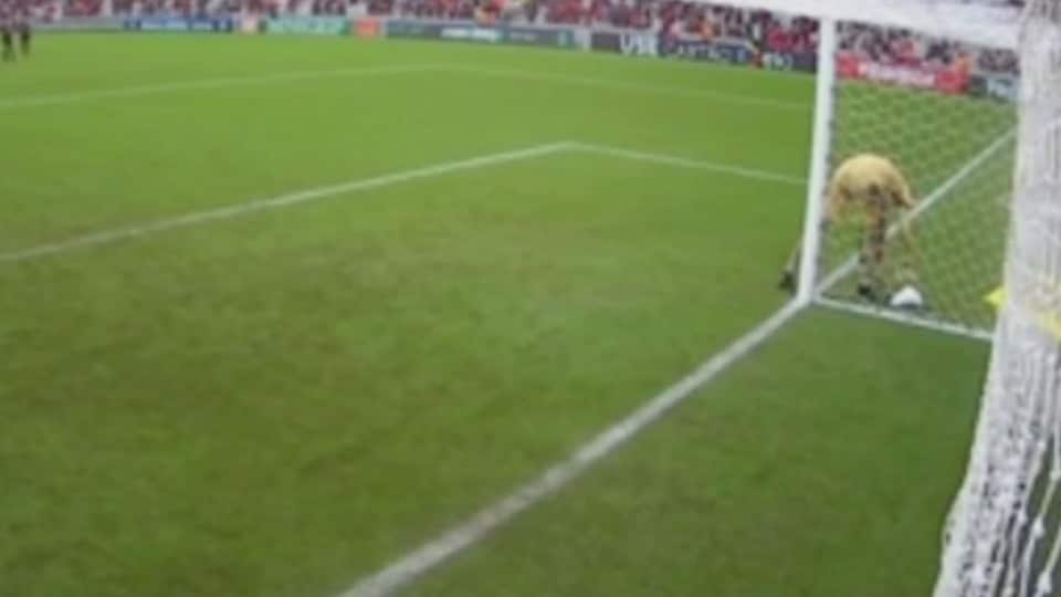 Här bryter målvakten mot ligans etiska regler