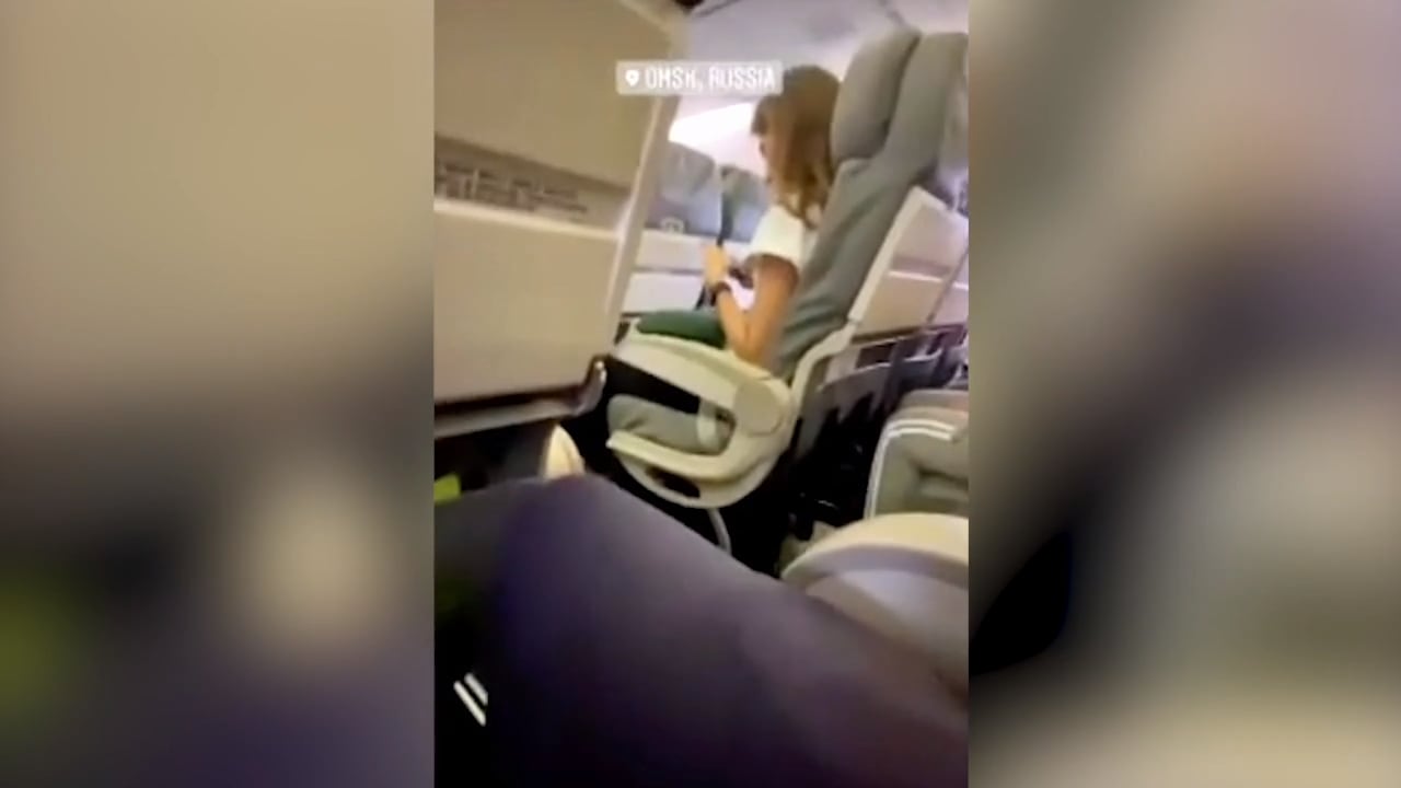 Aleksej Navalnyj misstänkt förgiftad – skriker ut sin smärta på planet