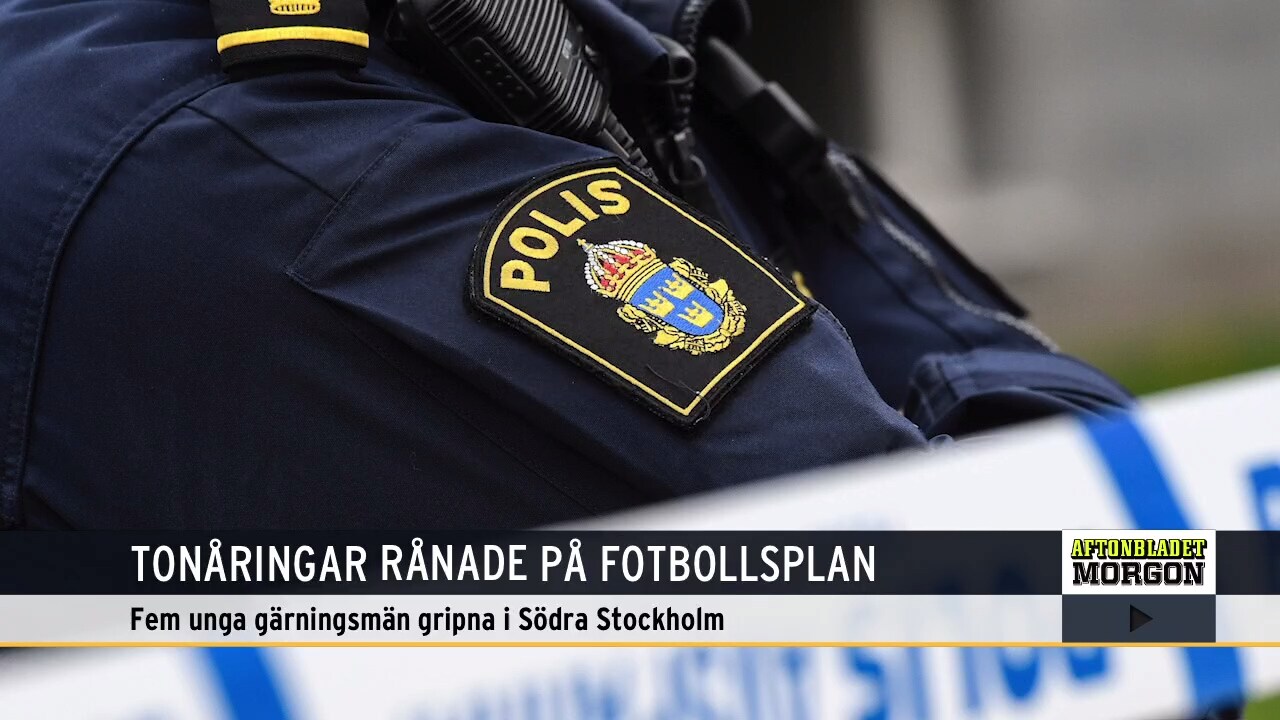 Tonåringar rånade på fotbollsplan