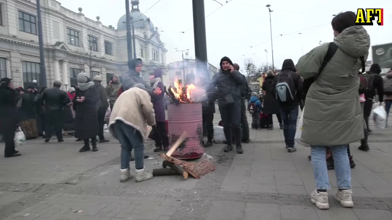 Här samlas de som flyr: "Varje timme kommer det tåg"