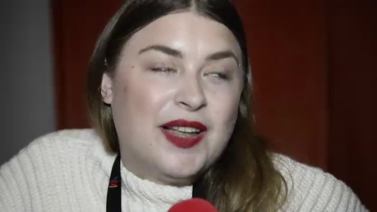 Linnea Henriksson hyllar kvinnor i mellanakten