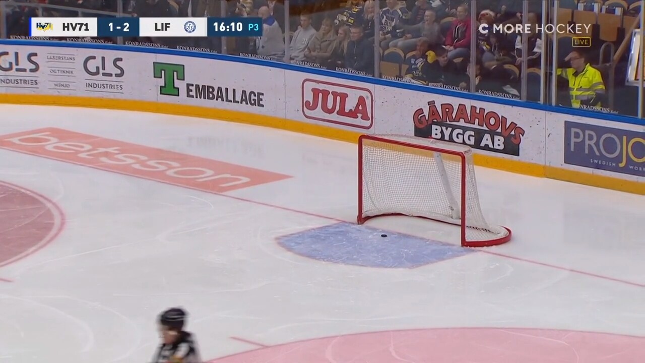 Här gör HV71-spelaren självmål med en man mer på isen