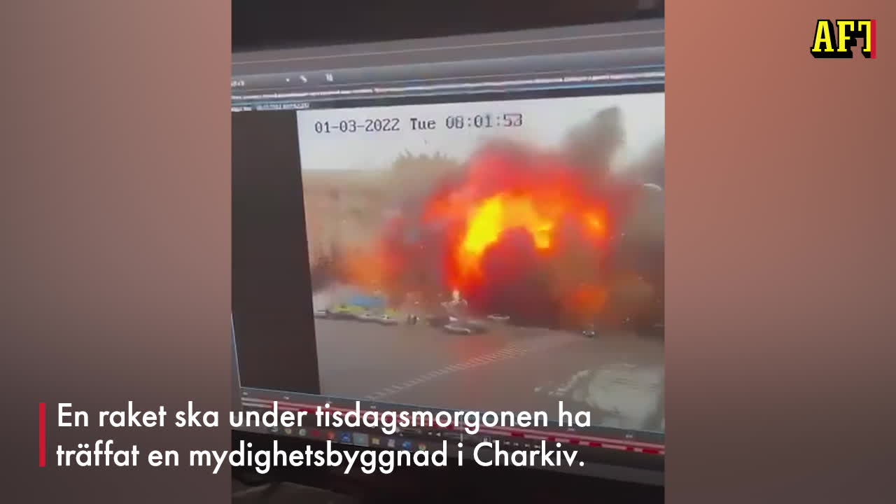 Här slår raketen ner i centrala Charkiv - stor explosion