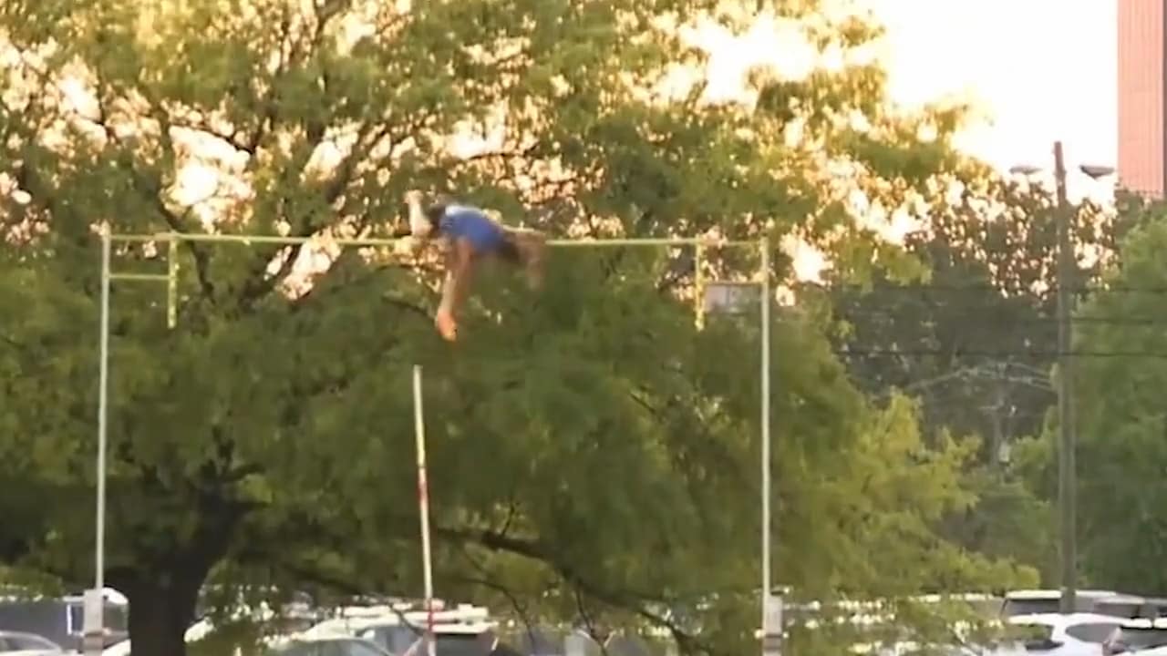 Här hoppar han högre än Duplantis