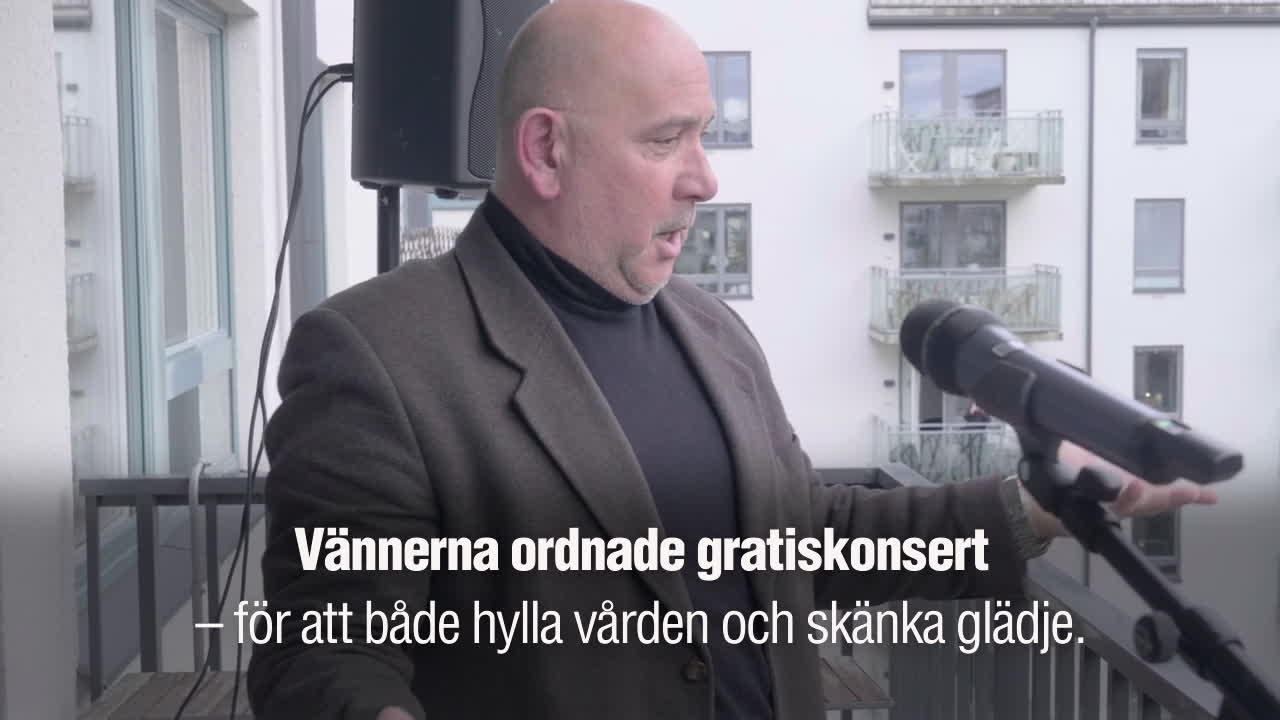 Här överraskar vännerna med en balkongshow