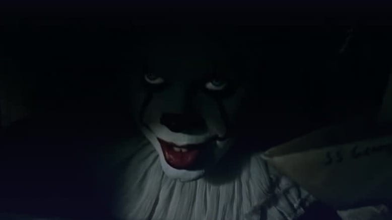 Här skräms polisen av filmskurkens mystiska ballonger