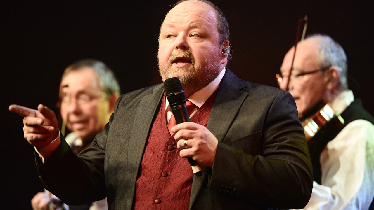 Kalle Moraeus får lämna SVT