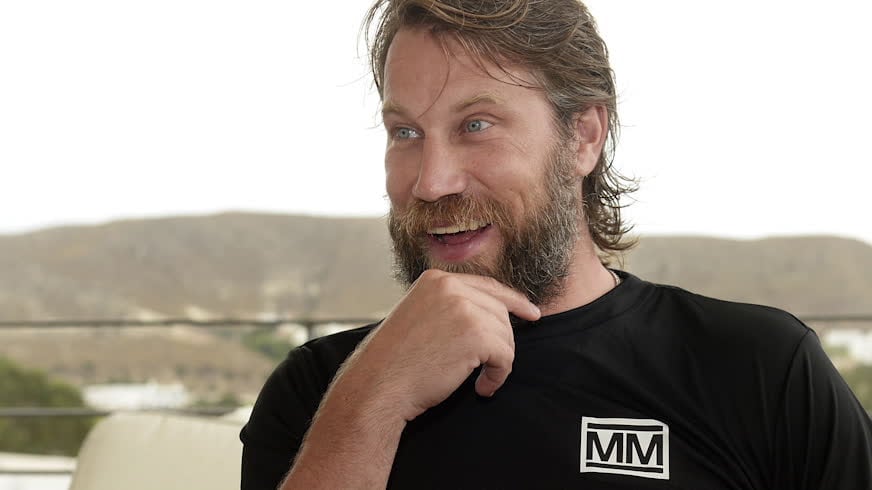 Hockeyproffset Peter Forsberg bar reklamtröja i tv