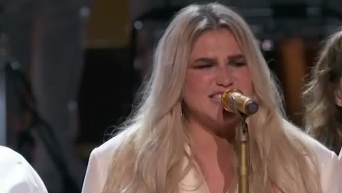 Kesha hyllades för sitt framträdande