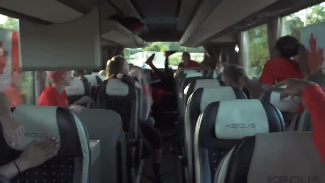 Sköna bilderna från Kanadas spelarbuss sprids över världen