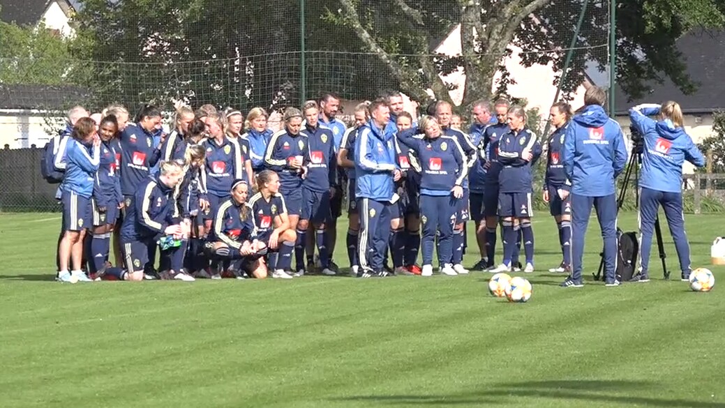 Här samlas landslaget och hedrar Lennart Johansson