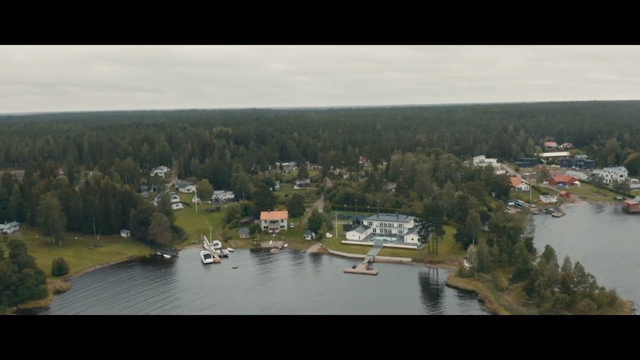 Här visar Bäckström upp lyxkåken