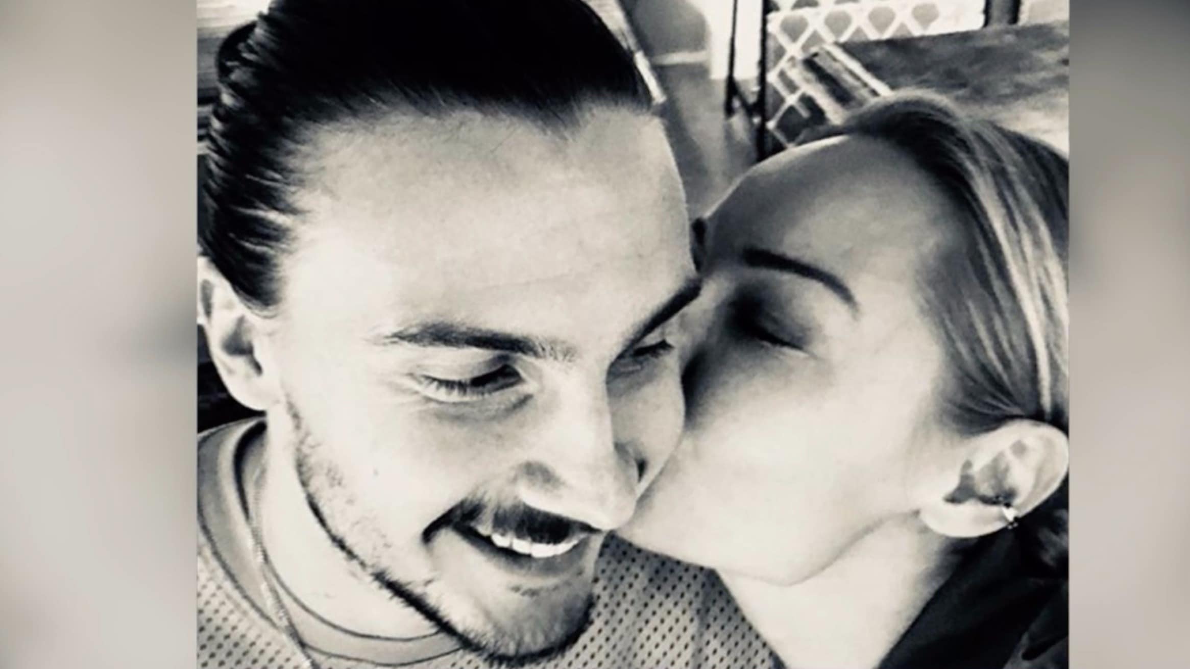 Här visar Carina Berg upp sig med fotbollsproffset