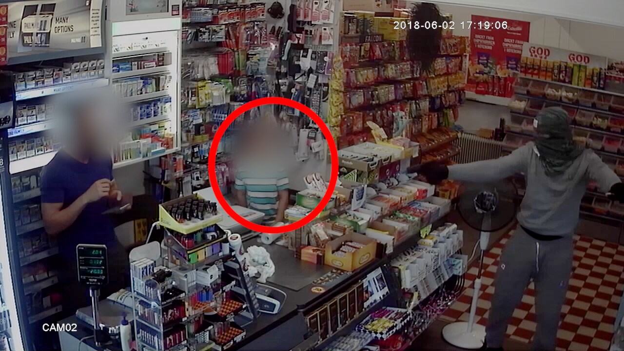 Pistolhotar sjuåring – då rycker personalen in