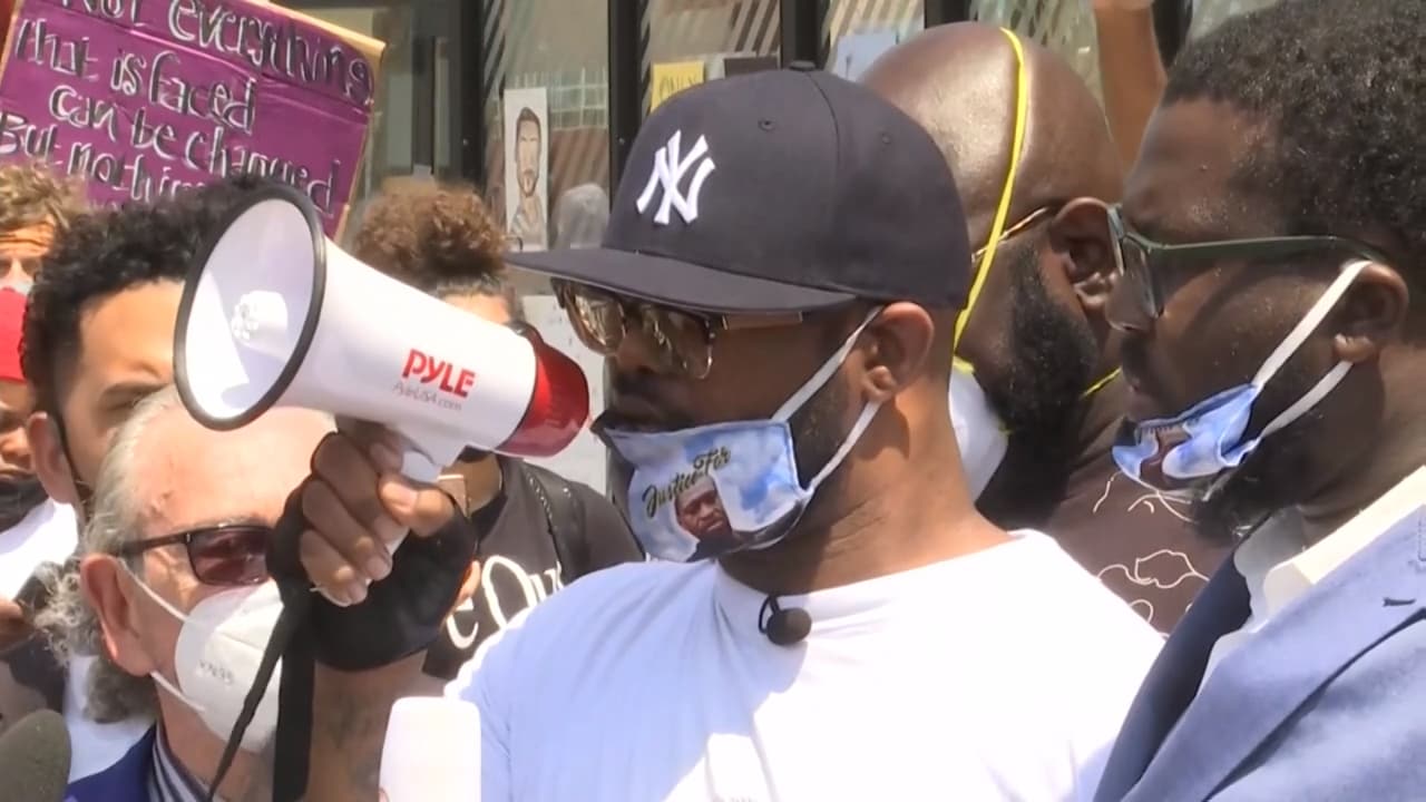 Se George Floyds brors känslosamma tal – uppmanar till fredliga protester