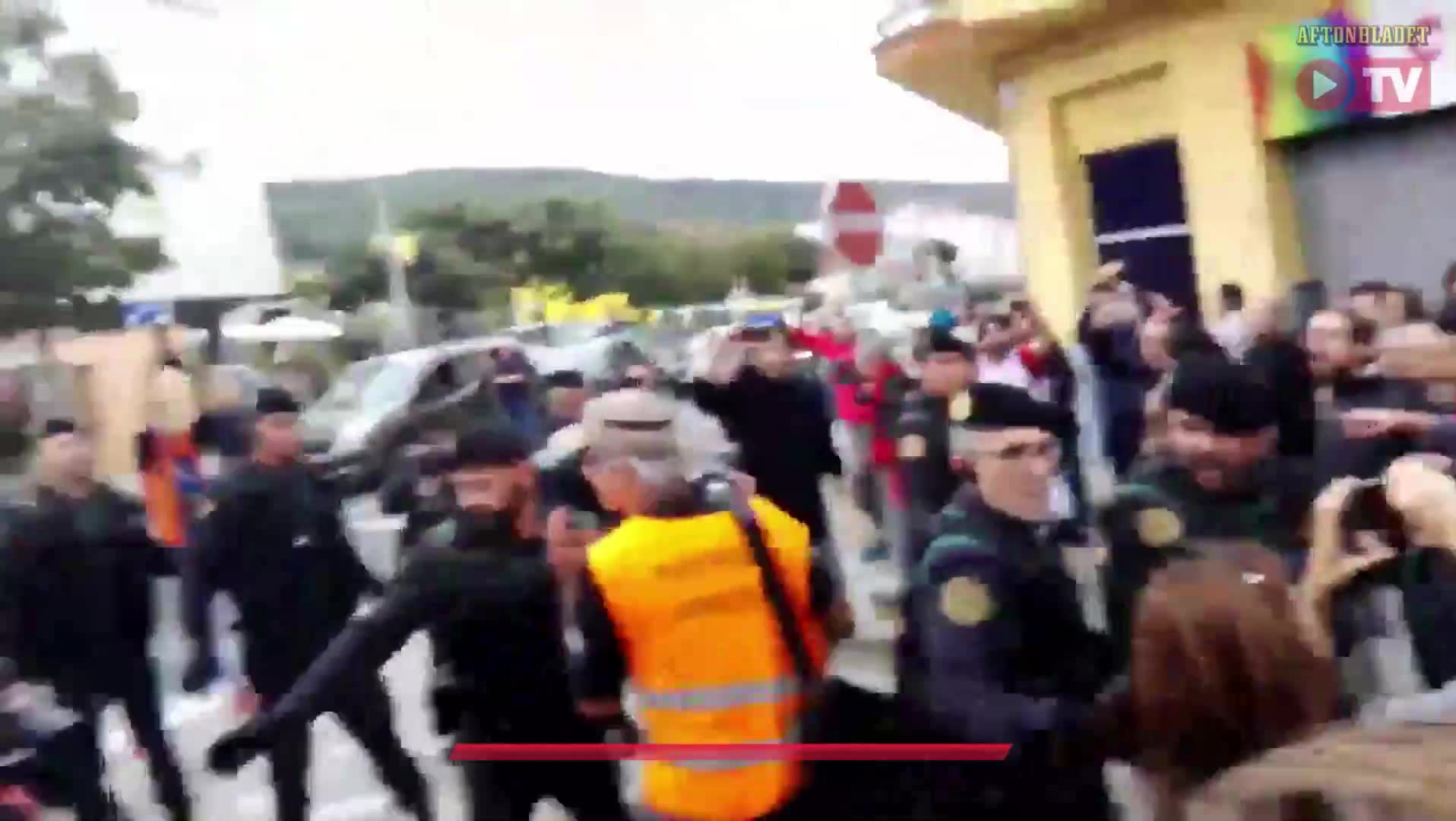 Här hamnar katalanska brandmän i slagsmål med spansk polis