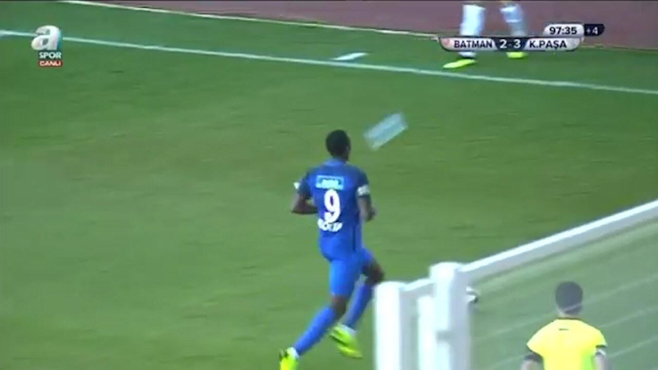 Skandalscener i Turkiet – träffas av flaska i huvudet