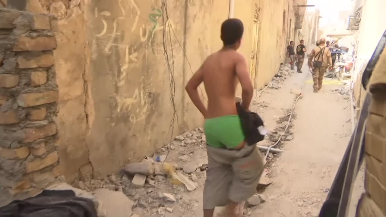 Tvingas ta av sig kläderna - för att bevisa att de inte bär bomber