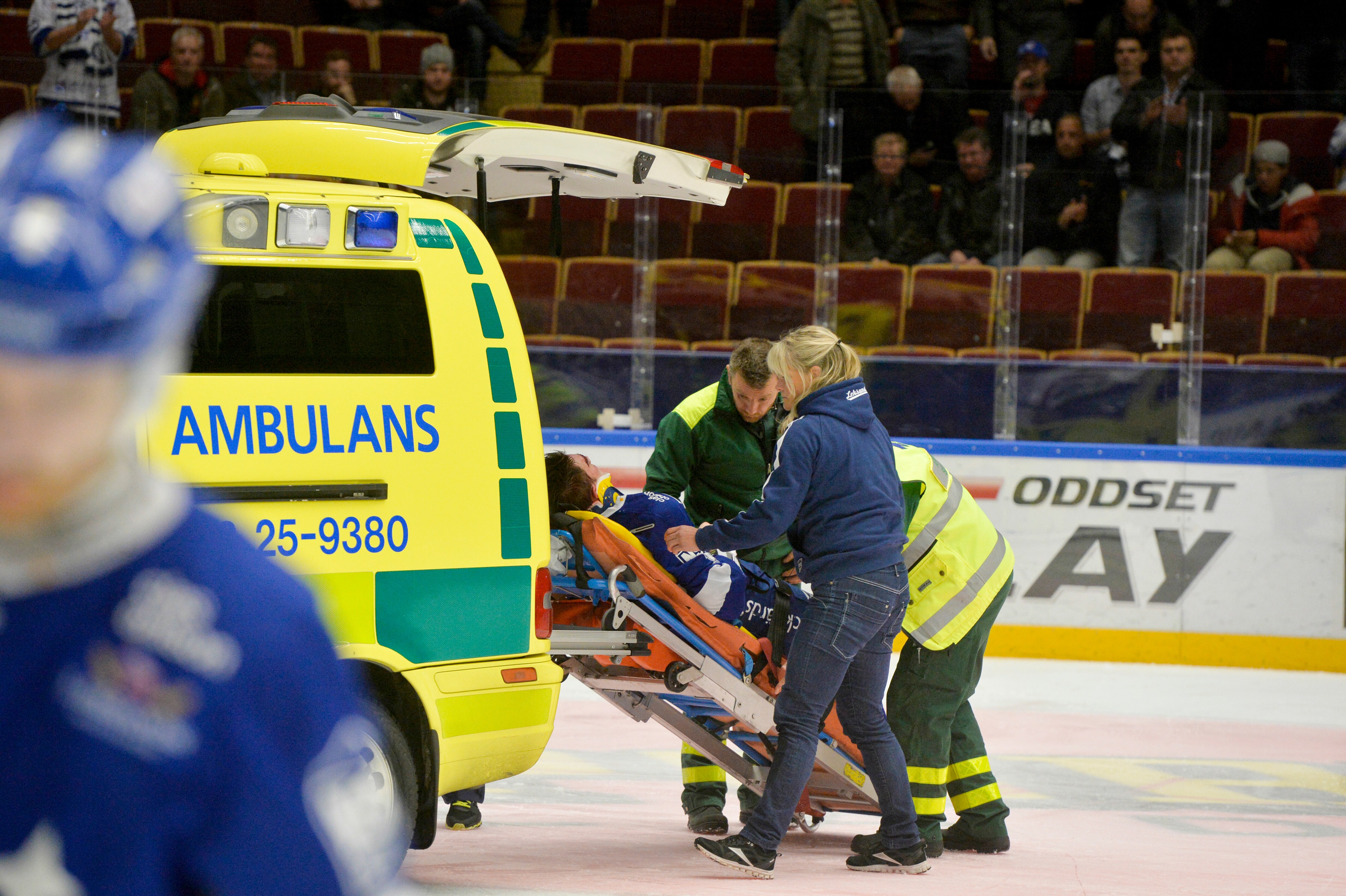 Lämnar isen i ambulans