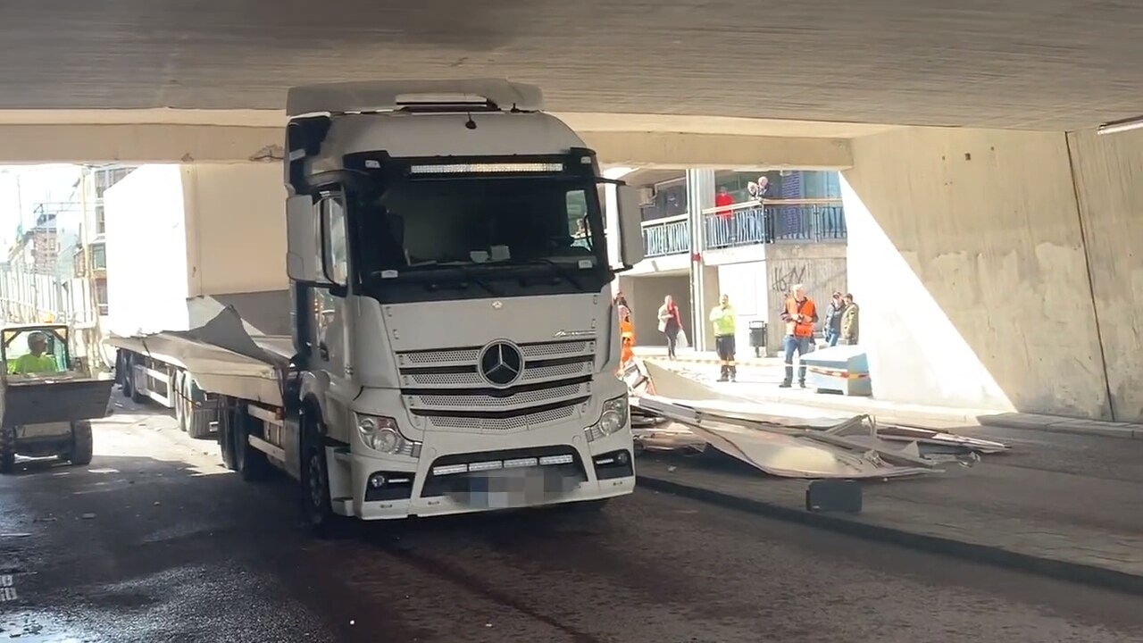 Lastbil krockade i viadukt i centrala Uppsala