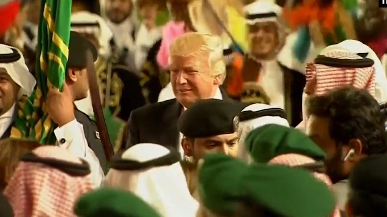 Här dansar Trump loss – med en sabel i handen