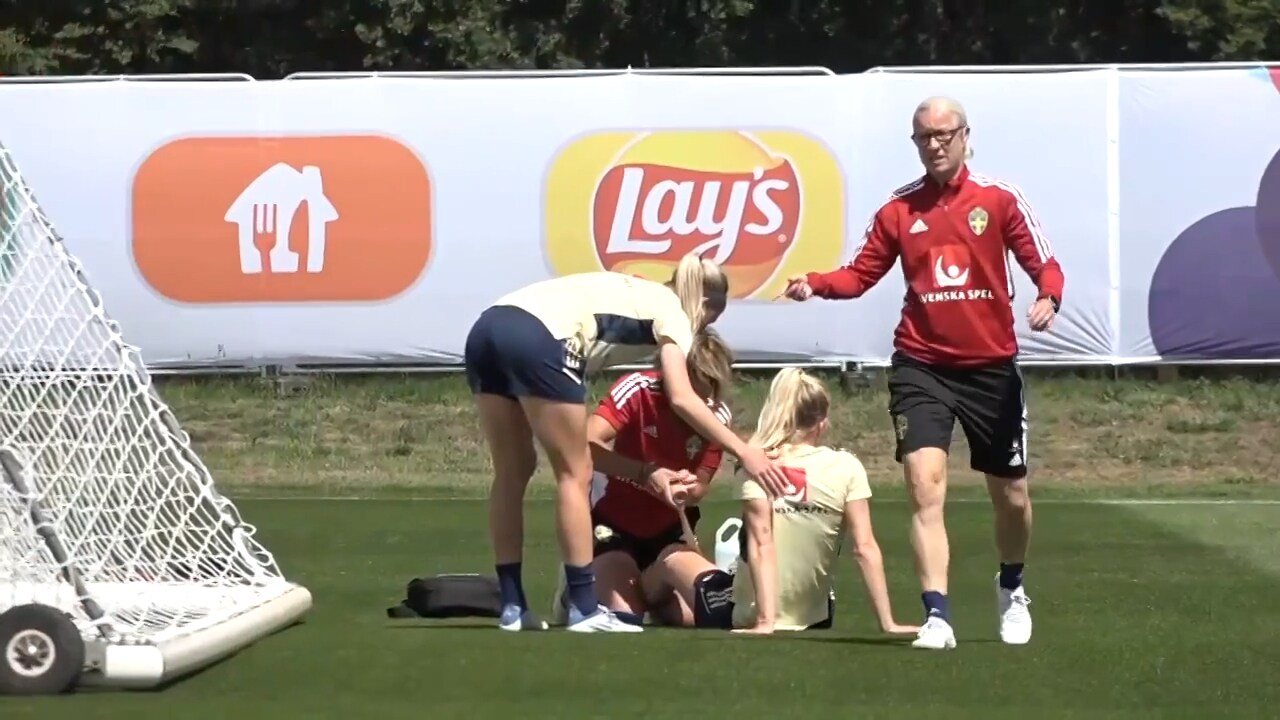 Se oroande bilderna – Jakobsson får smäll mot knät